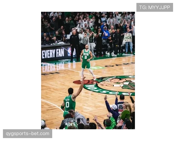 米德尔顿无球跑动拉开塔图姆防守，效率回升