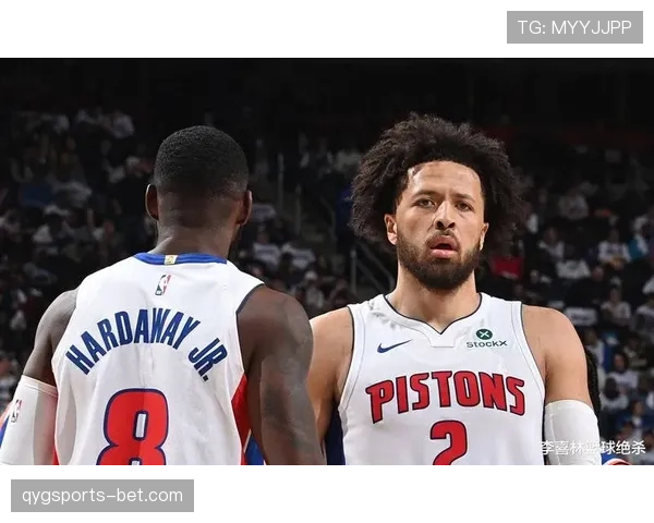 凯德·坎宁安无球跑位拉开空间，对比库里更偏组织