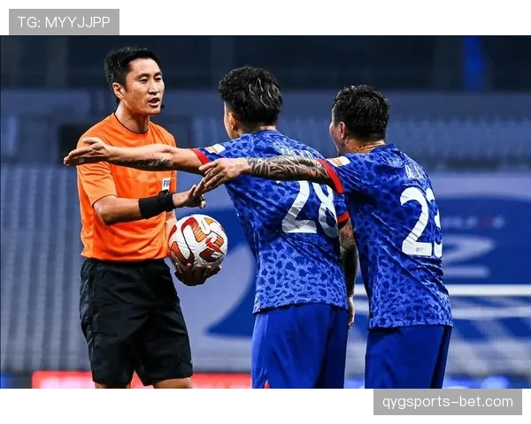 一场冲突后的最终判决：裁判协商判罚流程如何决定比赛走向